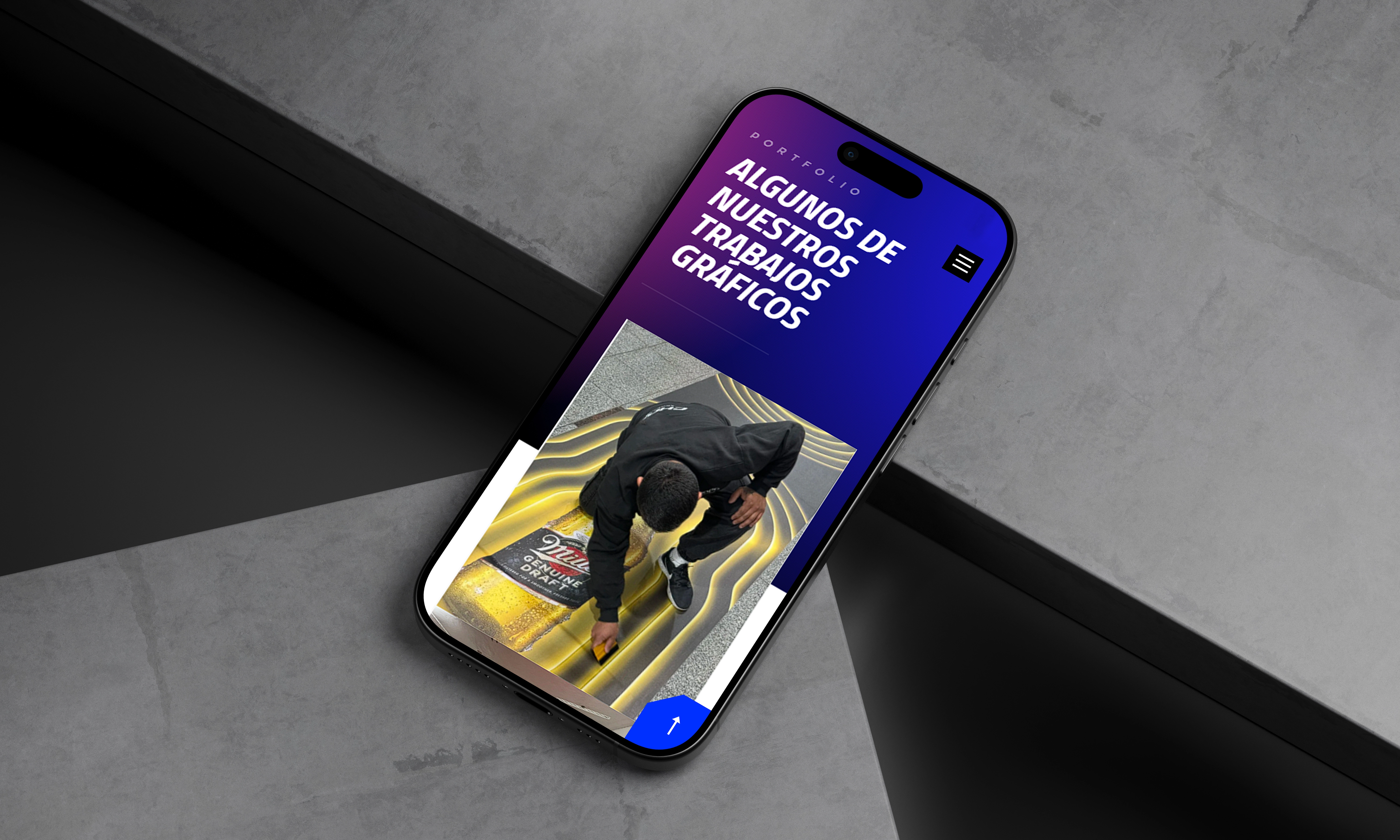 muestra paginas de la web de chapp con una laptop sobre las pantallas