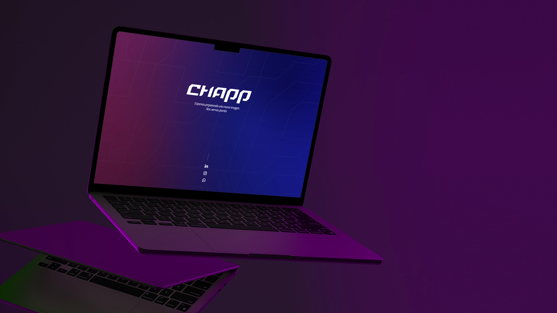 Laptop flotando, mostrando la portada de la web de Chapp entre luces violetas